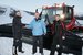Selger for trakkemaskinen i Lrenskog, Odne Pihl takker daglig leder skianlegget til Voss fjellandsby John Ivar Norheim for handelen. Kjell Rune Agledal (t.h.) er driftsjef ved samme selskap  ba.no